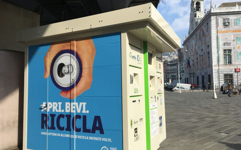 Al Porto Antico arriva il primo ecocompattatore del centro storico per plastica e lattine